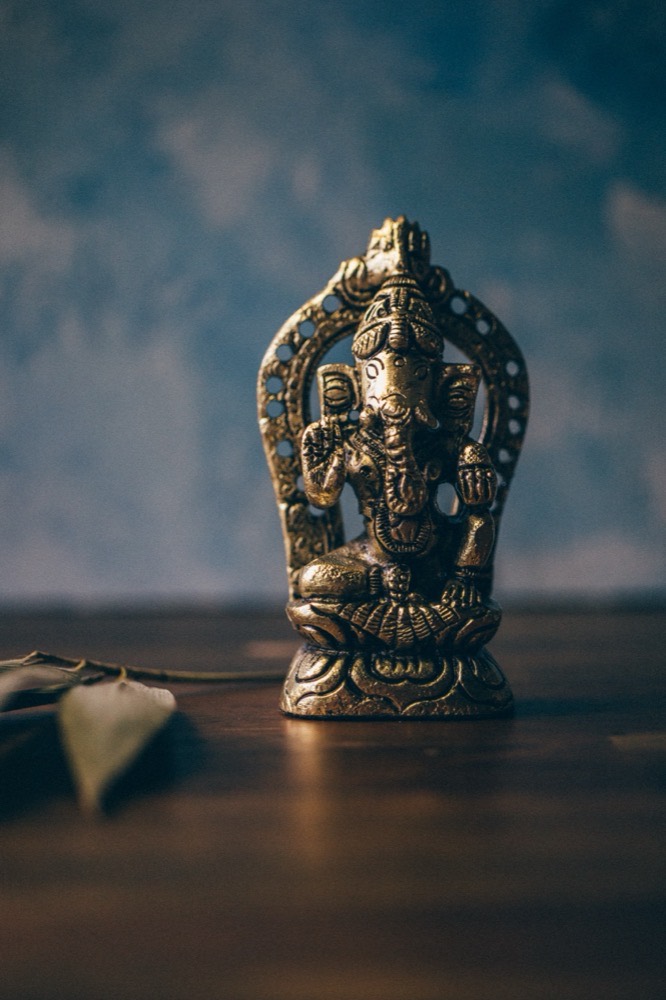 Statuette de Ganesh en bronze sur une table en bois