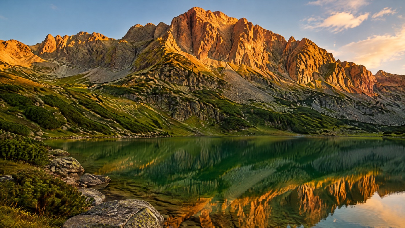 Crête rocheuse au soleil au-dessus d’un lac de montagne