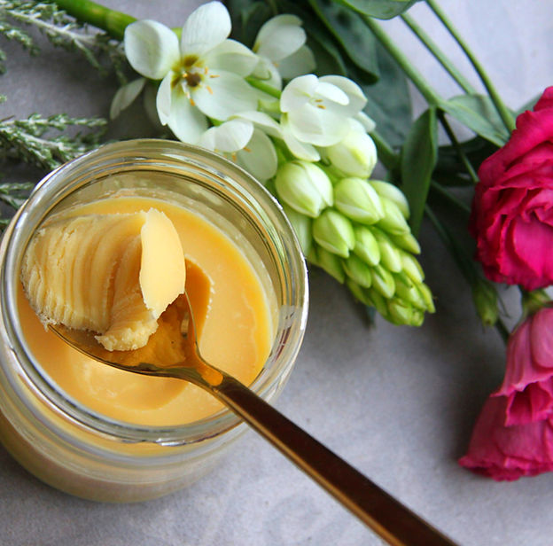 Préparation ayurvédique avec ghee et fleurs